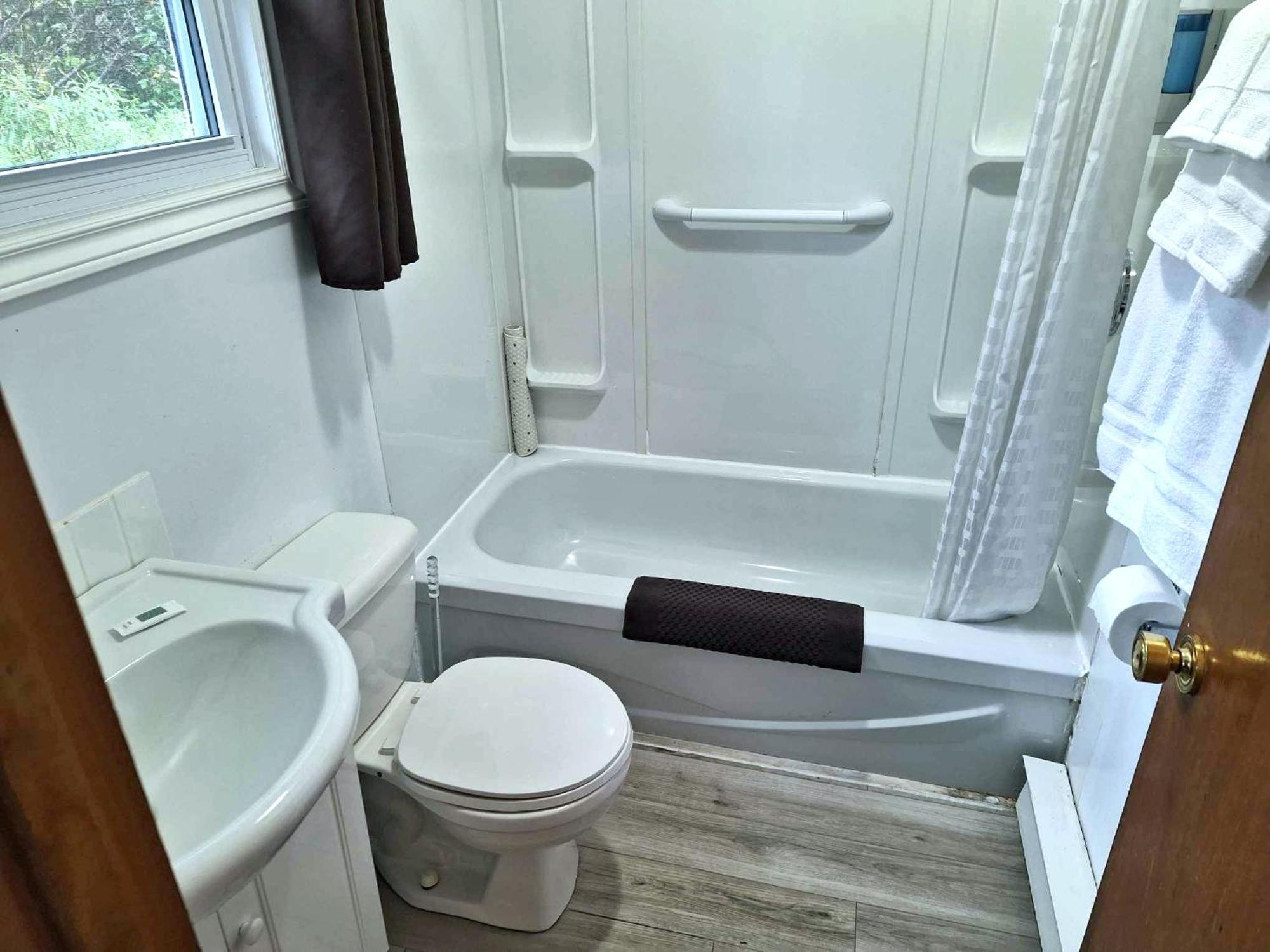 إينغونيش Sea Breeze Motel المظهر الخارجي الصورة